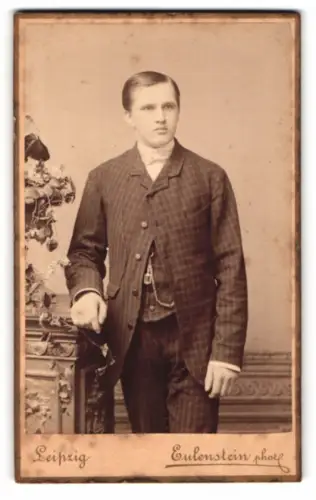 Fotografie Eulenstein, Leipzig, Tauchaer Strasse 6, Junger Mann im eleganten Anzug