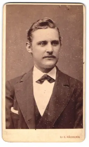 Fotografie Er. G. Rådberg, Kristinehamn, Portrait eines Mannes