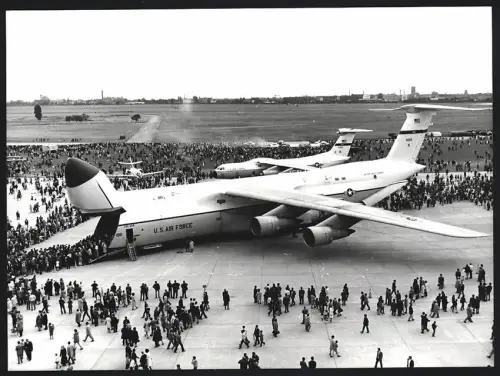 Fotografie Ansicht Berlin-Tempelhof, Flugzeug Lockheed C-5 Galaxy USAF 90015 auf dem Vorfeld am Tag der offenen Tür