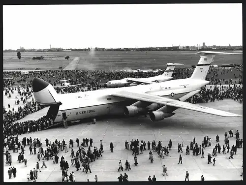 Fotografie Ansicht Berlin-Tempelhof, Flugzeug Lockheed C-5 Galaxy USAF 90015 auf dem Vorfeld am Tag der offenen Tür