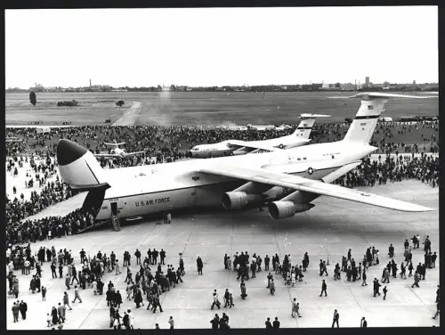 Fotografie Ansicht Berlin-Tempelhof, Flugzeug Lockheed C-5 Galaxy USAF 90015 auf dem Vorfeld am Tag der offenen Tür
