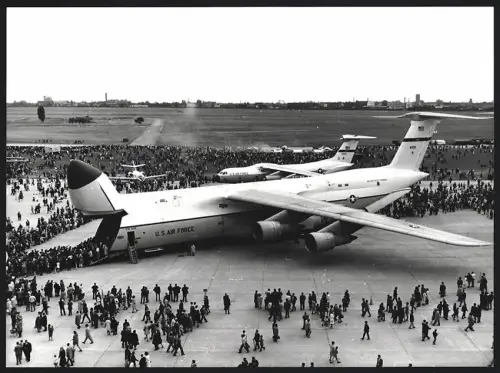 Fotografie Flughafen Berlin-Tempelhof, Flugzeug Lockheed C-5 Galaxy USAF 90015 auf dem Vorfeld am Tag der offenen Tür