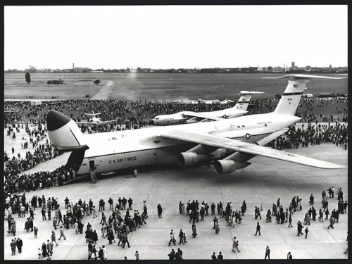 Fotografie Flughafen Berlin-Tempelhof, Flugzeug Lockheed C-5 Galaxy USAF 90015 auf dem Vorfeld am Tag der offenen Tür