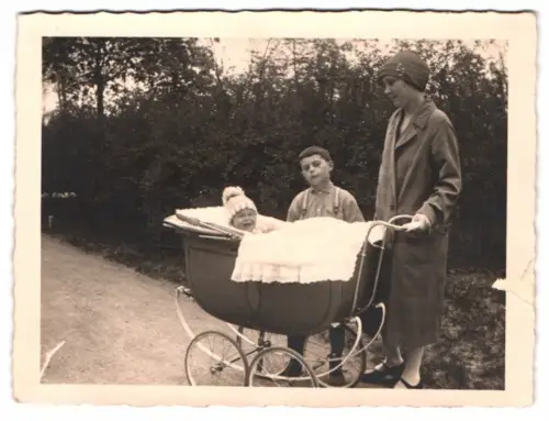 2 Fotografien Kinderwagen, Mutter und Sohn samt Kinderwagen mit Geschwisterkind