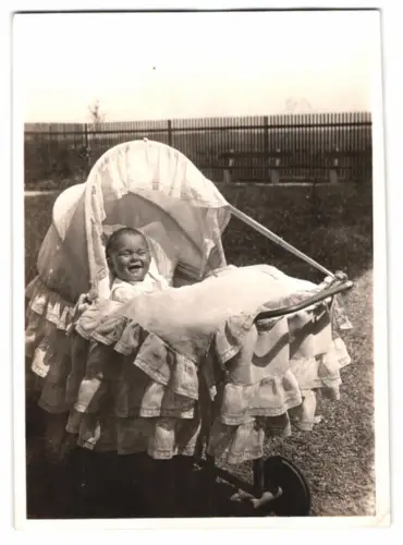 2 Fotografien Kind im Kinderwagen, mit Rüschenverzierung und Sonnenschutz
