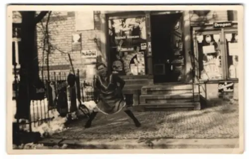 2 Fotografien Ansicht Neugersdorf, Colonialwarengeschäft Reinhold Usemann, Maggi Emailleschild, Kinder auf Skier