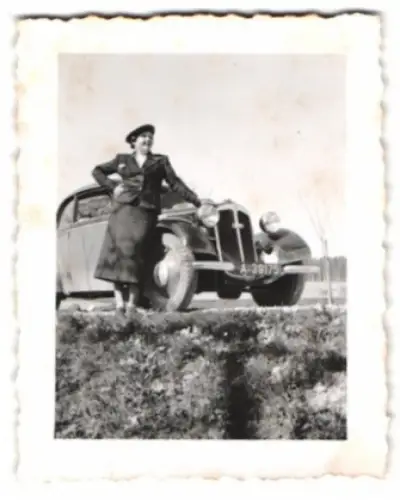 2 Fotografien Auto, DKW mit Kennzeichen: A-39175, Frau posiert neben dem Auto