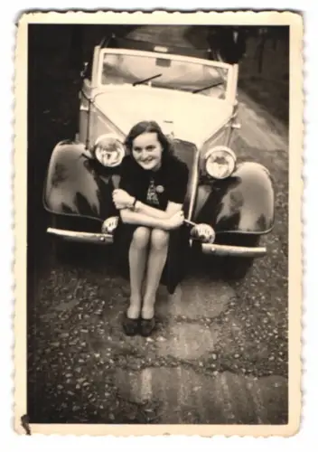 3 Fotografien DKW Carbio, Auto, junge Frau auf Reise mit ihrem Auto, Selbstmördertür