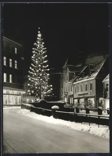 AK Münchberg, Ortspartie mit beleuchtetem Christbaum im Winter, mit Ledergeschäft Kleyla