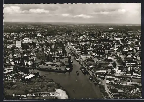AK Oldenburg /Oldb., Totalansicht mit Frachtschiffen vom Flugzeug aus