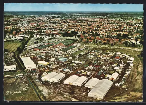 AK Oldenburg /Oldb., Weser-Ems-Halle mit Vorplatz vom Flugzeug aus