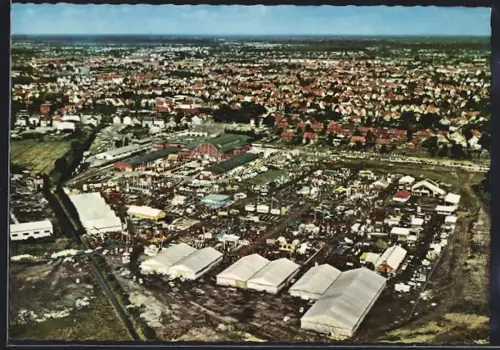 AK Oldenburg /Oldb., Fliegeraufnahme der Weser-Ems-Halle mit Vorplatz