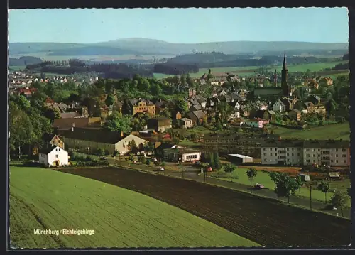 AK Münchberg /Fichtelgebirge, Gesamtansicht mit Feldern aus der Vogelschau