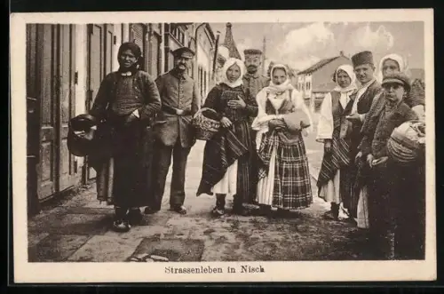 AK Nisch, Bewohner stehen vor einem Haus