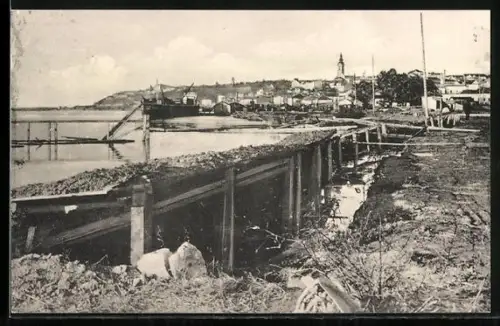 AK Belgrad, verlassene serbische Verteidigungsstellung am Donauufer, im Hintergrund die Stadt