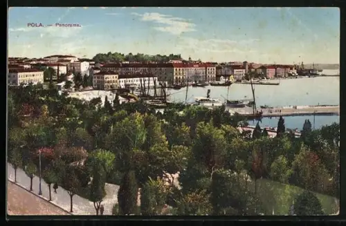 AK Pola, Panorama mit Hafen, Dampfer am Landungssteg