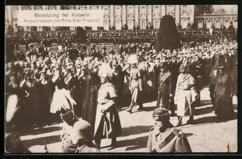 AK Beisetzung d. Kaiserin Auguste Victoria von Preussen, Kronprinzessin m. Prinz Eitel Friedrich im Trauerzug