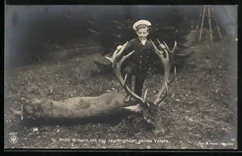 AK Prinz Wilhelm - Sohn des Kronprinzen Wilhelm von Preussen mit einer Jagdtrophäe seines Vaters
