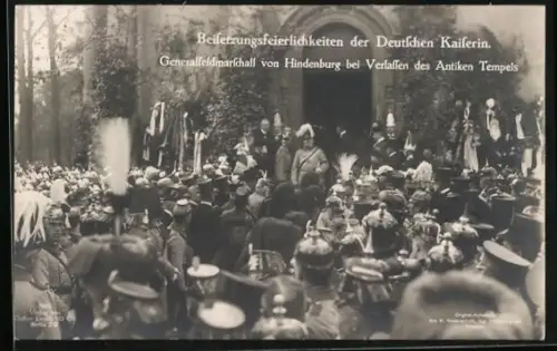 AK Beisetzungsfeierlichkeiten der Kaiserin Auguste Victoria Königin von Preussen, Hindenburg verlässt Antiken Tempel