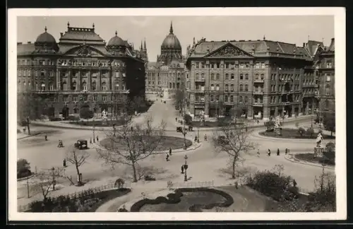 AK Budapest, Freiheitsplatz mit Statuen, aus der Vogelschau gesehen