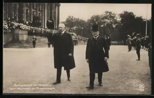 AK Reichspräsident Paul von Hindenburg beim Abschreiten der Ehrenkompanie