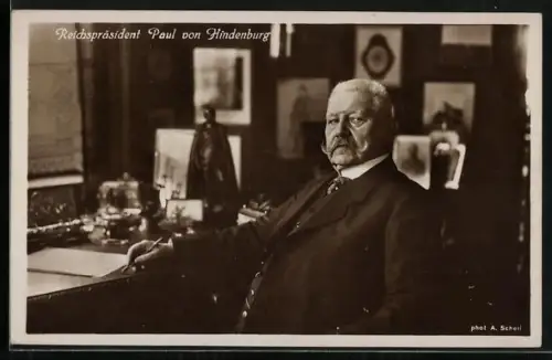 AK Reichspräsident Paul von Hindenburg am Schreibtisch