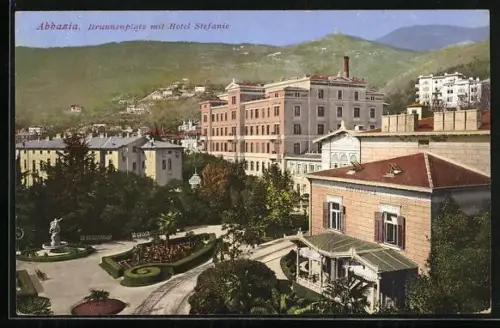 AK Abbazia, Brunnenplatz mit Hotel Stefanie und Bergpanorama