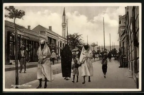 AK Mostar, Strassenpartie mit verschleierten Frauen, Minarett im Hintergrund