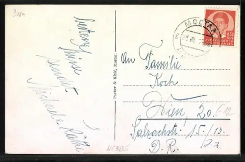 AK Mostar, Strassenpartie mit verschleierten Frauen, Minarett im Hintergrund