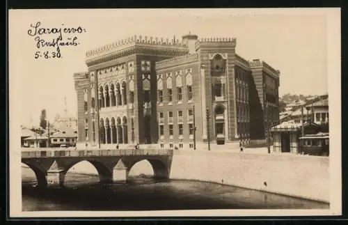 AK Sarajewo, Rathaus mit Passanten