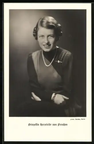 AK Prinzessin Herzeleide von Preussen lächelnd