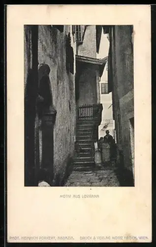 AK Lovrana, Gasse mit Ortsleben