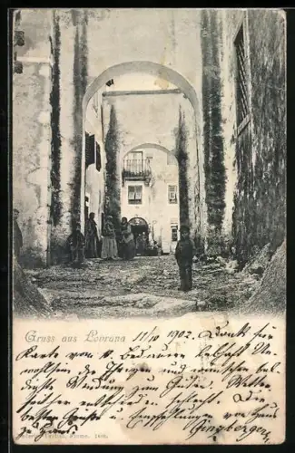 AK Lovrana, Blick in eine Gasse mit Torbögen