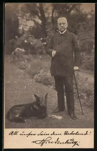 AK Paul von Hindenburg, Portrait mit Hund im Garten