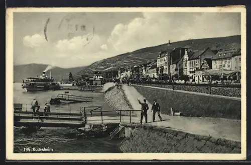 AK Rüdesheim / Rhein, Rheinpromenade mit Dampferanleger und Weinbergen