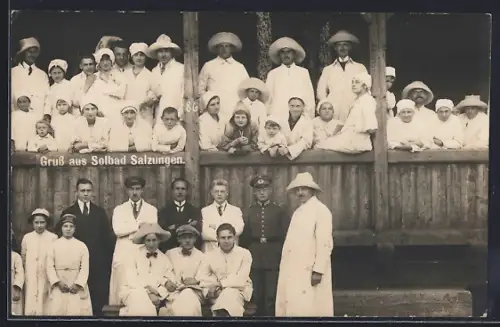 Foto-AK Bad Salzungen, Gruppenaufnahme Kurgäste und Personal