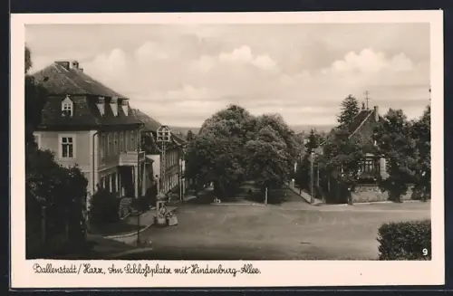 AK Ballenstedt /Harz, Am Schlossplatz mit Hindenburg-Allee