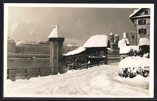 Foto-AK Luzern, Kapellbrücke mit Uferstrasse und Wasserblick im Winter
