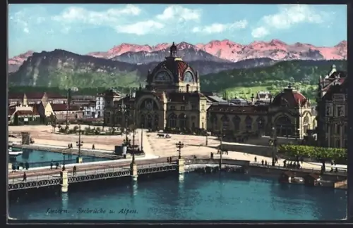 AK Luzern, Seebrücke und Alpen, mit Strasse u. Bahnhof