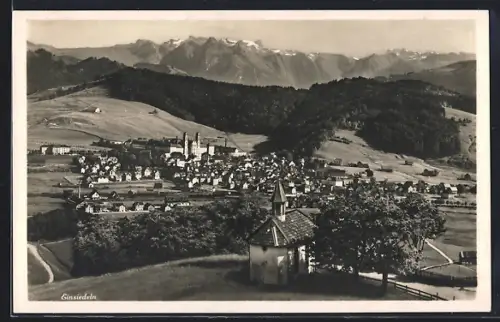 AK Einsiedeln, Gesamtansicht mit Kapelle und Bergpanorama aus der Vogelschau