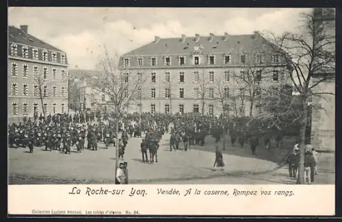 AK La Roche-sur-Yon, Vendée, A la caserne, Rompez vos rangs