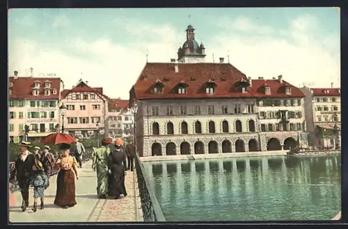 AK Luzern, Das Rathaus mit Passanten