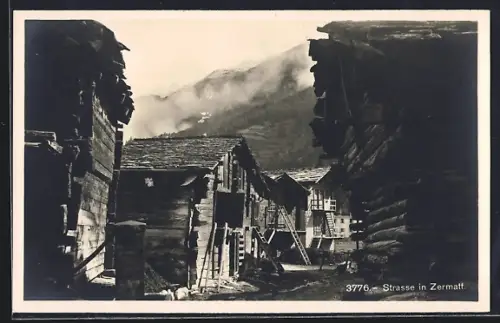 AK Zermatt, Strassenpartie mit Holzhütten