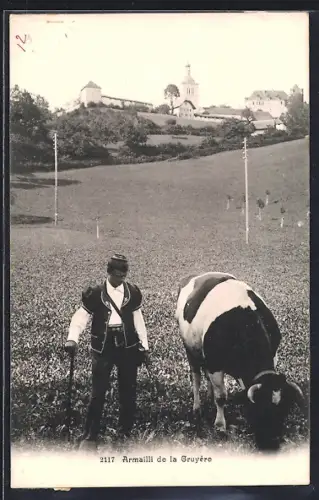 AK Gruyère, Armailli de la Gruyère, Hirte in Trachten neben grasender Kuh