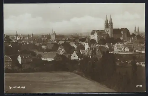 AK Quedlinburg, Stadtansicht mit Stiftskirche und Türmen
