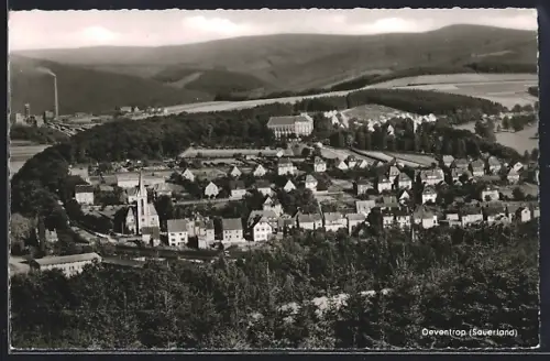AK Oeventrop /Sauerland, Ortsansicht mit Kirche und umliegender Landschaft