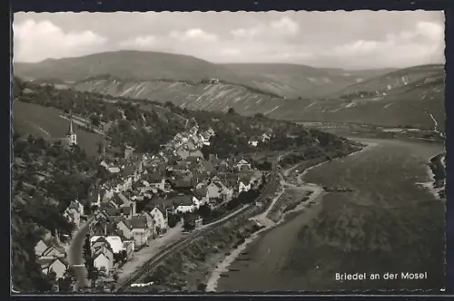 AK Briedel an der Mosel, Ortsansicht mit Kirche und Moselufer