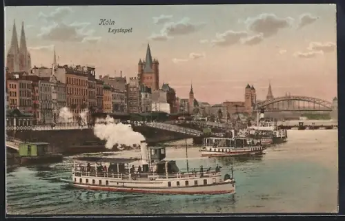 AK Köln, Leystapel mit Dampfschiffen und Rheinbrücke