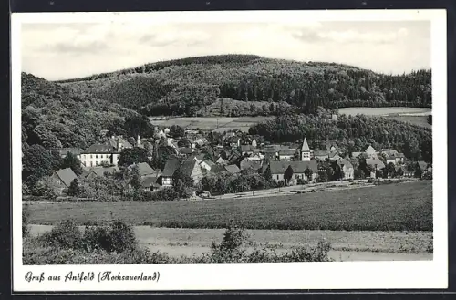 AK Antfeld /Hochsauerland, Ortsansicht mit Kirche und umliegender Landschaft