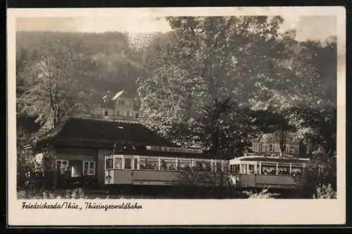 AK Friedrichroda /Thür., Strassenbahn an der Haltestelle im Ort